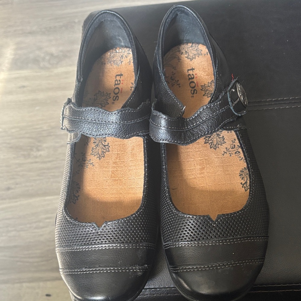 Taos Footwear Black Leather Shoes